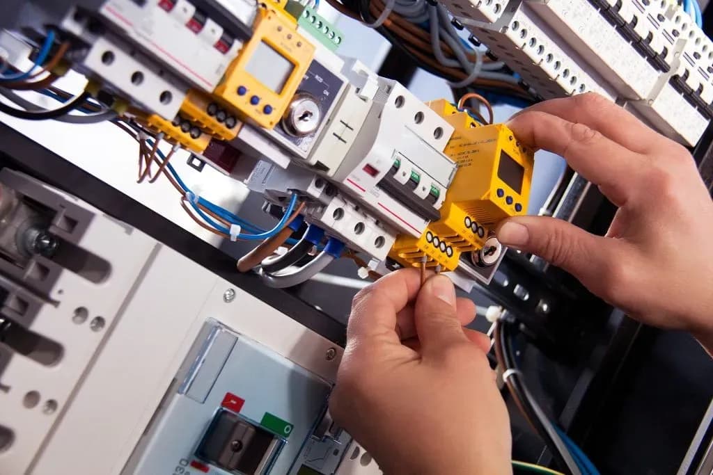 Ile zarabia inżynier elektryk? Zaskakujące różnice w wynagrodzeniach
