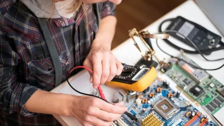 Jak podłączyć woltomierz cyfrowy bez błędów i zagrożeń elektrycznych