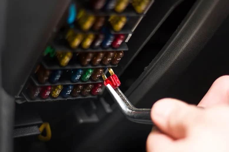 Jaki bezpiecznik do radia samochodowego, aby uniknąć uszkodzeń?
