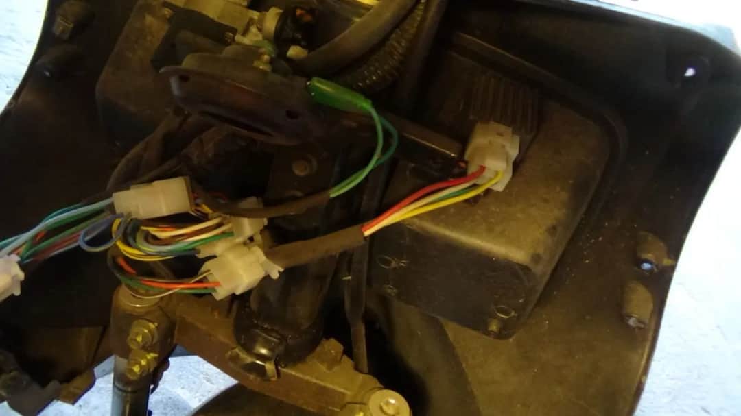 Gdzie są bezpieczniki w skuterze? Odkryj ukryte miejsca i oszczędź na naprawach