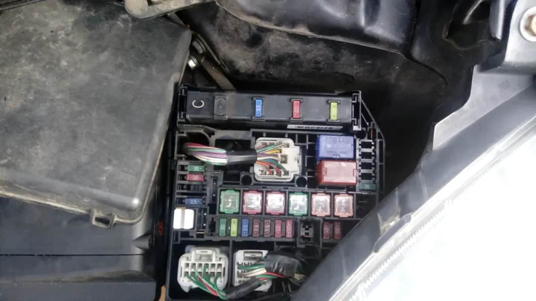 Gdzie są bezpieczniki w Toyota Yaris 2? Kluczowe informacje i lokalizacje