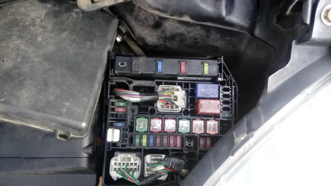 Gdzie są bezpieczniki w Toyota Yaris 2? Kluczowe informacje i lokalizacje