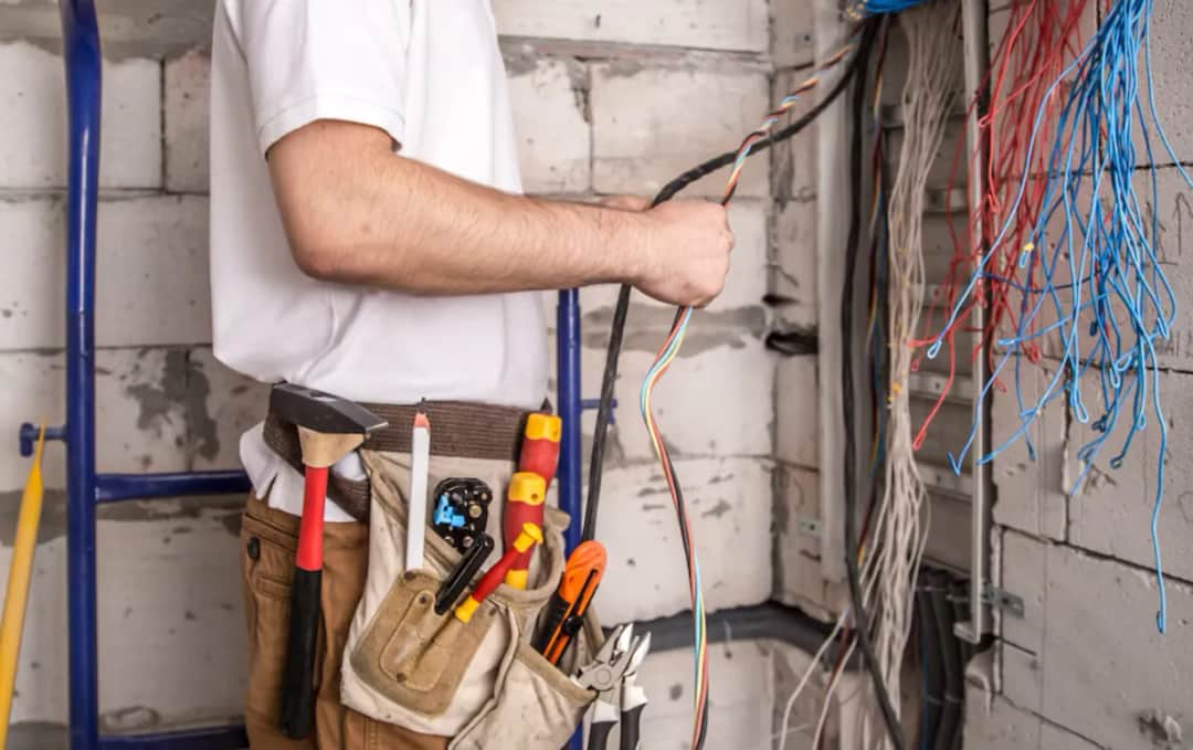 Ile kosztuje wymiana elektryki w mieszkaniu? Sprawdź, co wpływa na ceny