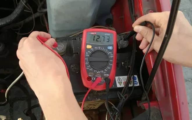 Jak podłączyć amperomierz w samochodzie - uniknij błędów i zagrożeń