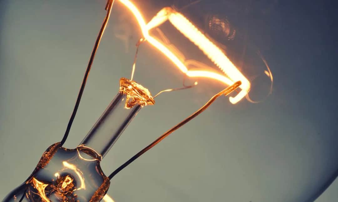 Ile zdrożał prąd? Poznaj przyczyny i skutki podwyżek cen energii