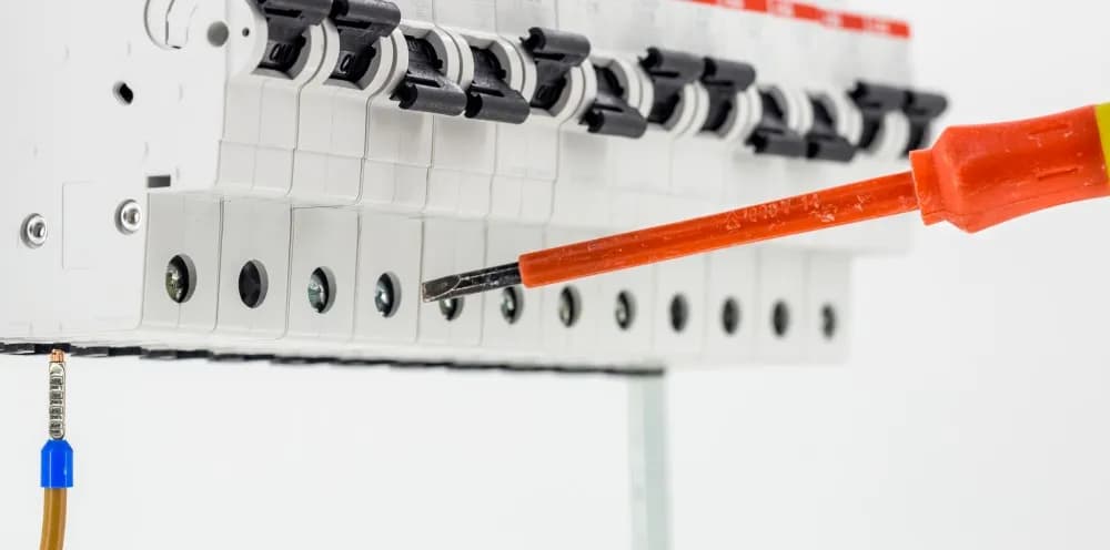 Jak wyciągnąć bezpiecznik bez ryzyka uszkodzenia instalacji elektrycznej