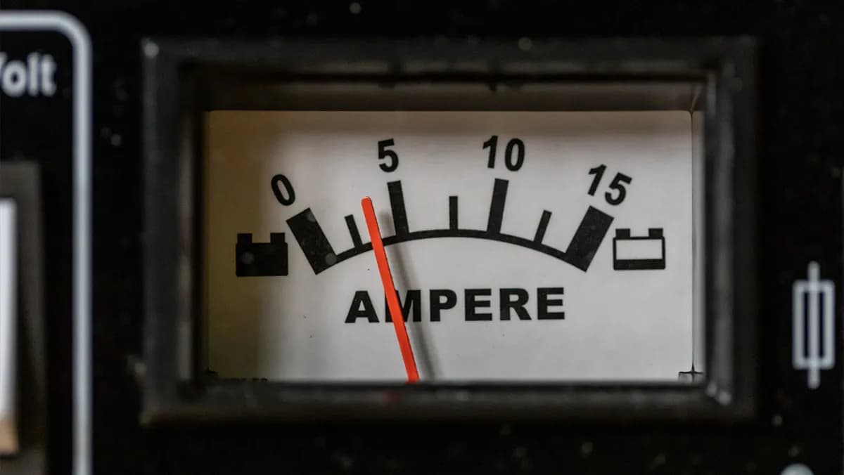 Co wskazuje amperomierz na prostowniku i jak uniknąć błędów? Co wskazuje amperomierz na prostowniku i jak uniknąć błędów?