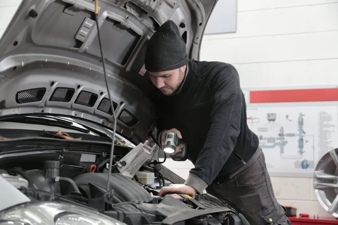 Ile zarabia elektryk samochodowy? Zaskakujące różnice w wynagrodzeniu