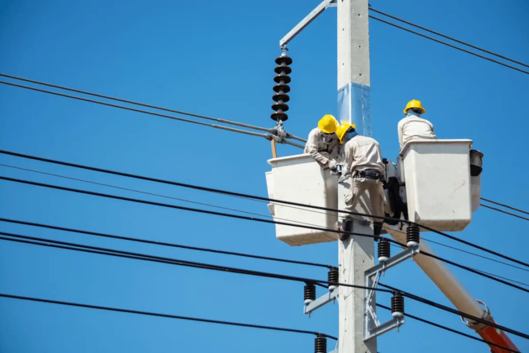 Ile zarabia pomocnik elektryka na godzinę? Sprawdź aktualne stawki