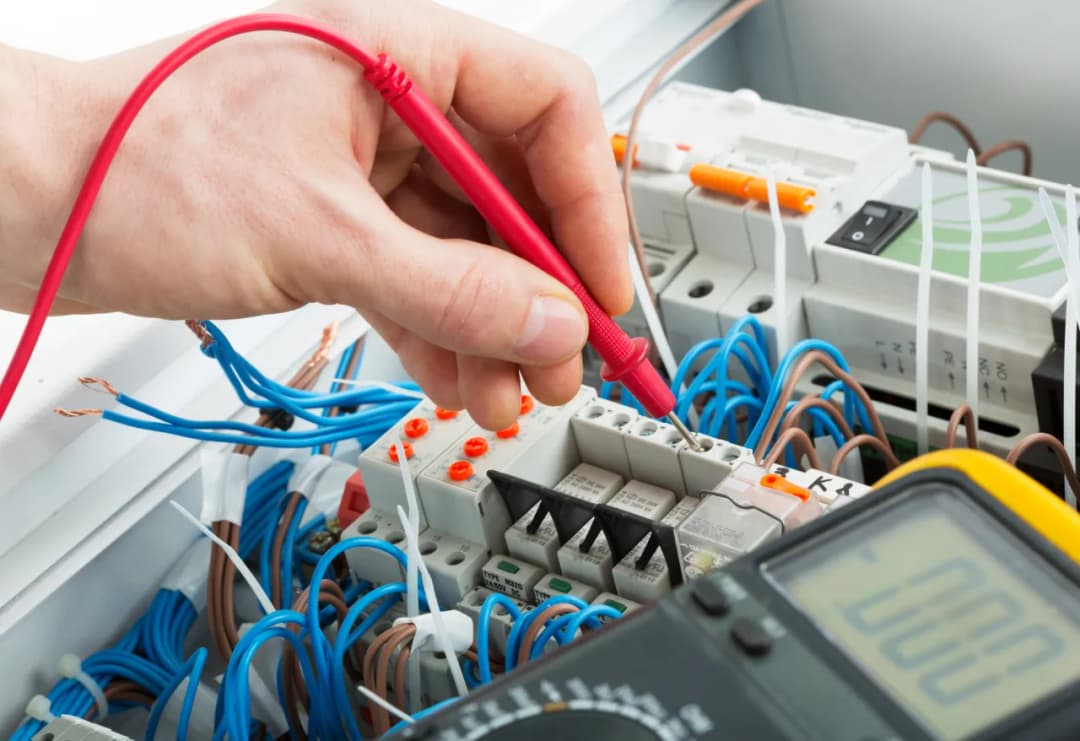 Ile kosztuje punkt elektryczny? Sprawdź ceny montażu i ukryte koszty