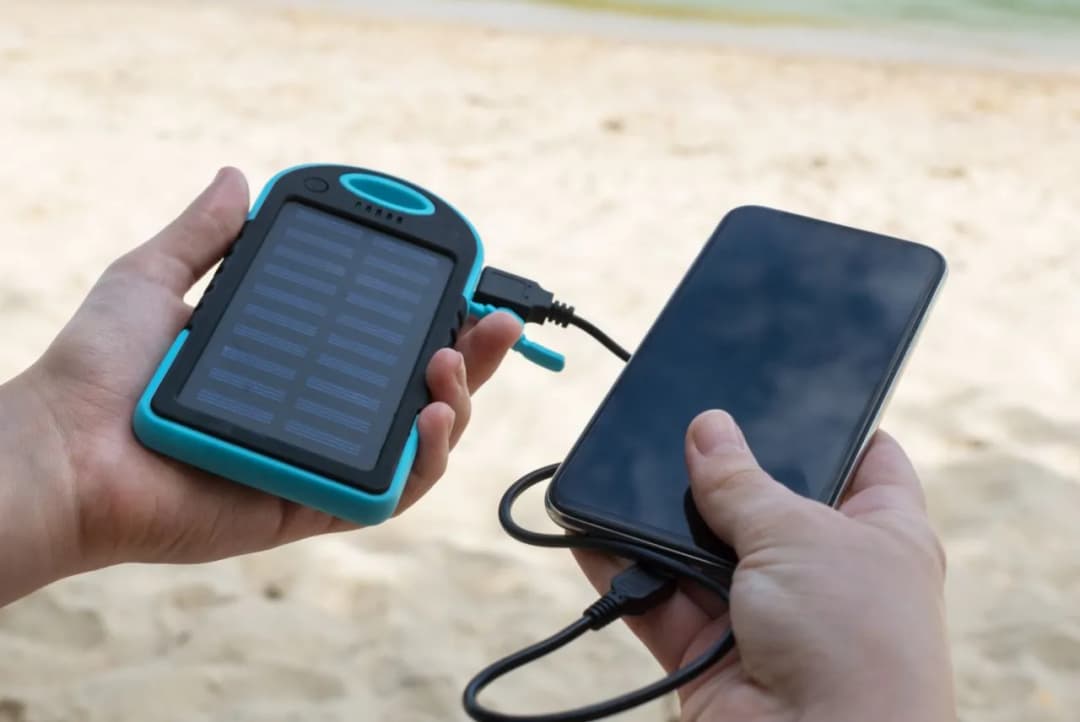 Jaki power bank solarny wybrać, aby uniknąć problemów w terenie?